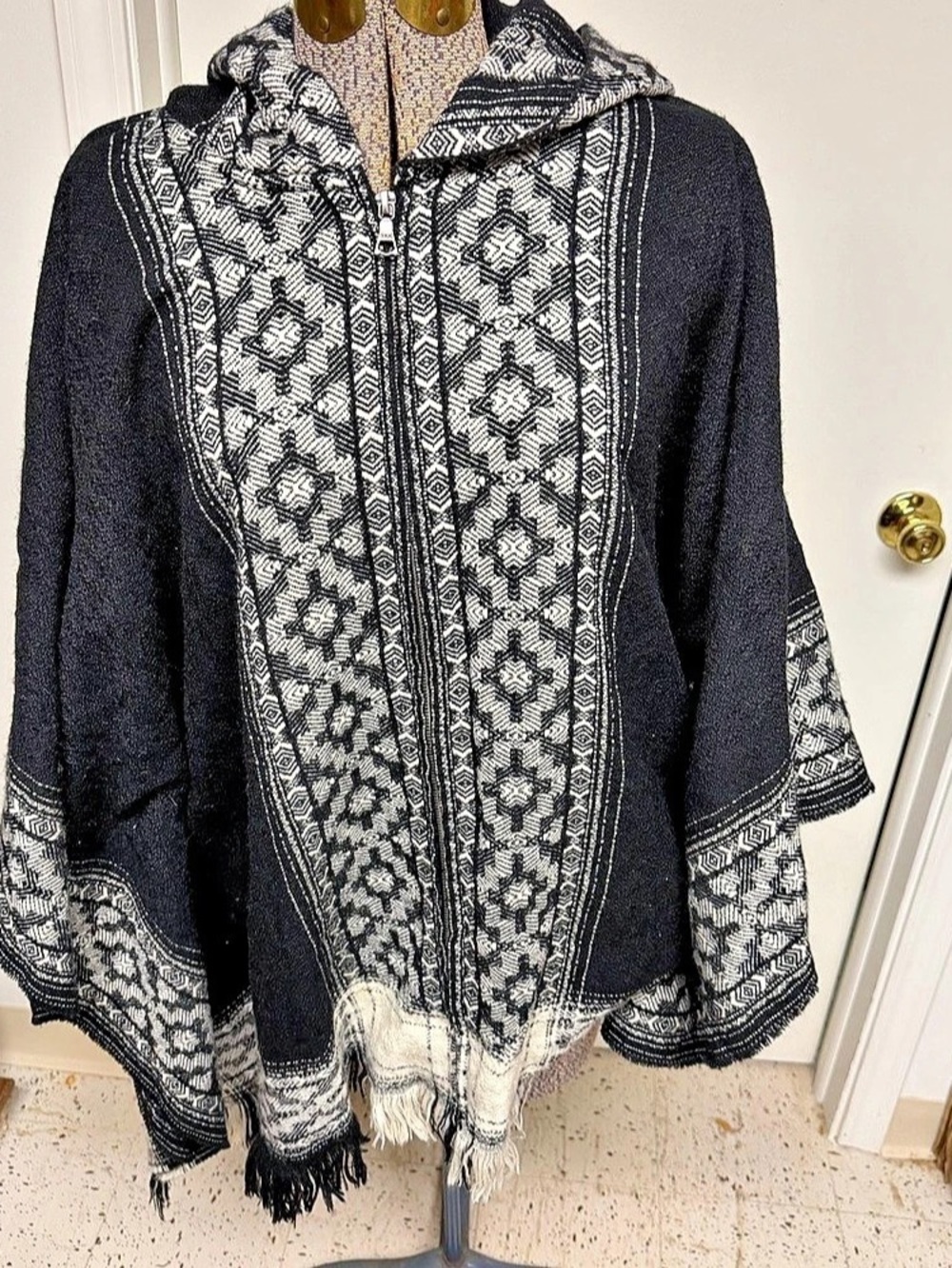 eon Geometric Hooded Cape in Black & White Like New